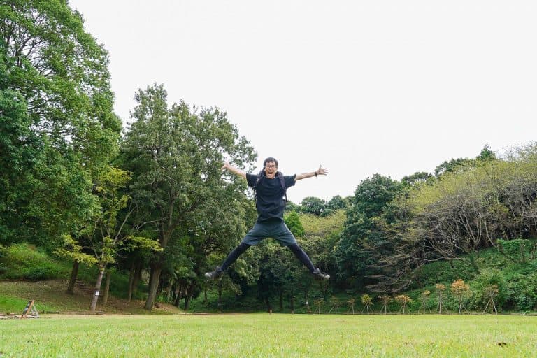 RECAMPしょうなんのキャンプ場でジャンプをする砂流さん