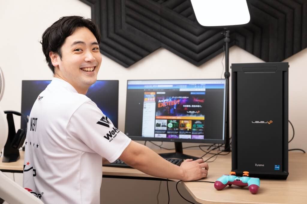 パソコン工房のBTOパソコン「LEVEL∞」を触るRush Gaming・keptさん